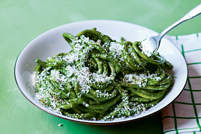 Bucatini with spinach and garlic