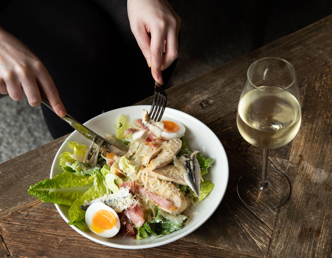 caesar salad with garlic croutons