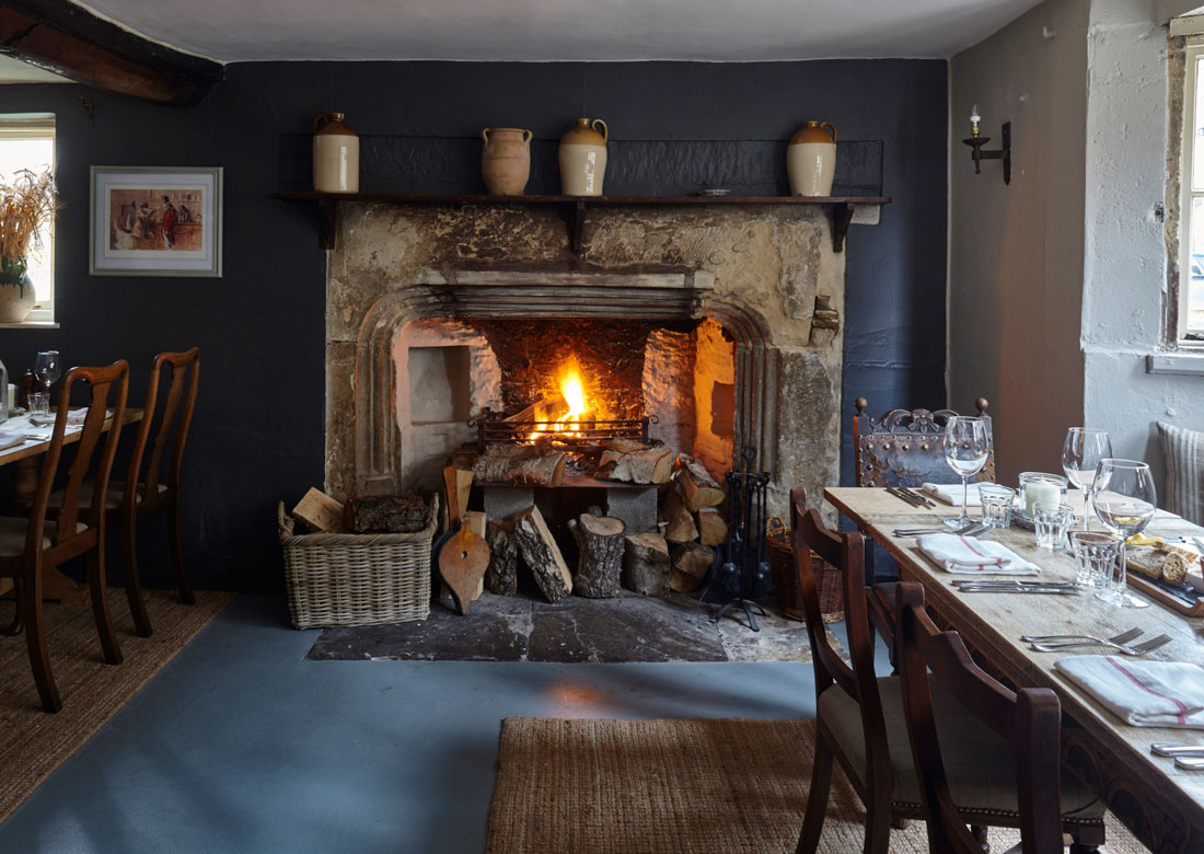 Wiltshire dining pubs - dining room at Sign of the Angel